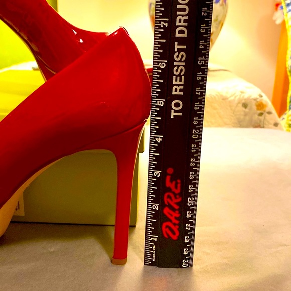 Gianni Bini Red Patent Leather Platform Stiletto Peep Toe Pumps New In Box 8M - Picture 5 of 13